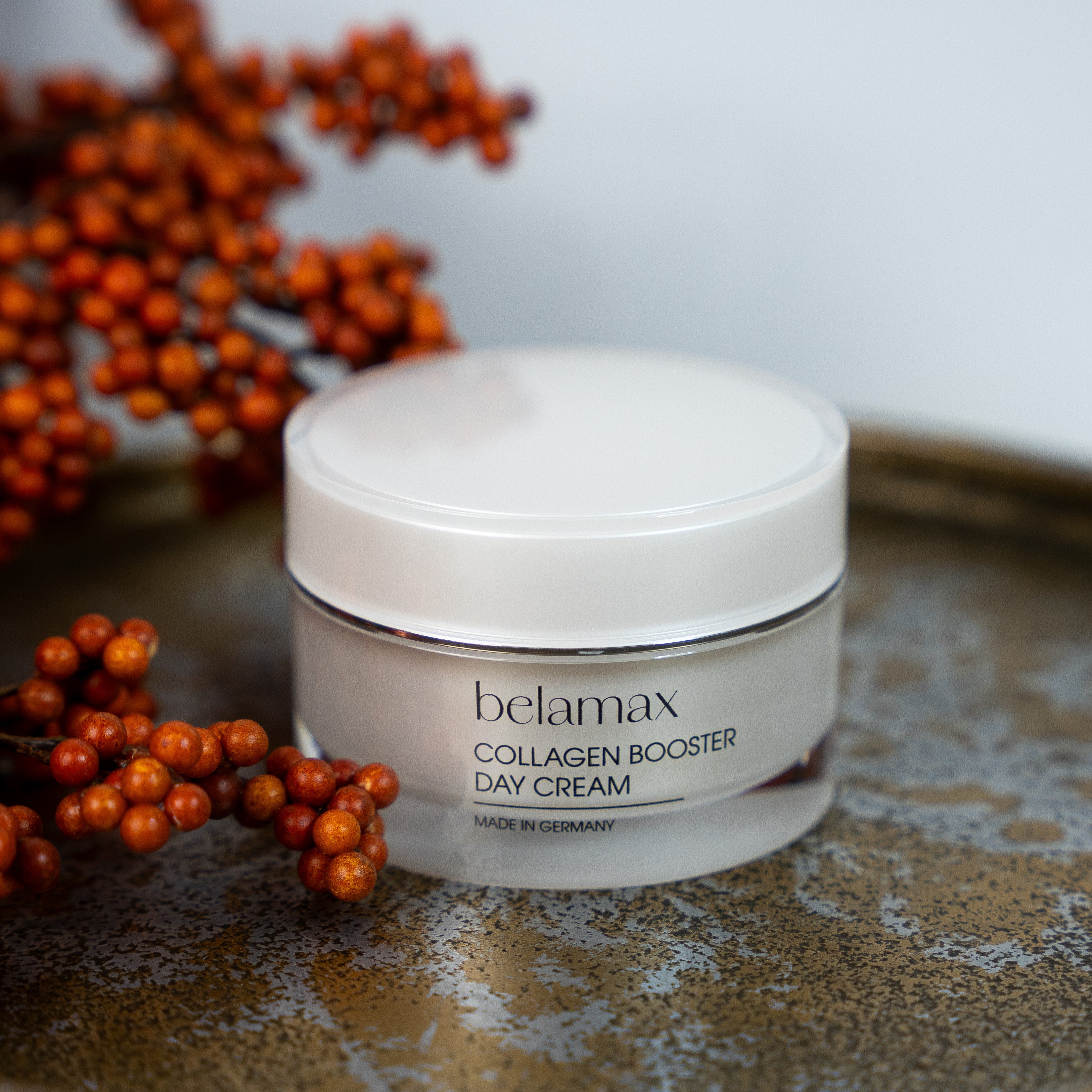 Belamax Collagen Booster Day Cream auf einem rustikalen Untergrund, ideal für Nutzer, die effektive Anti-Aging Tagespflege suchen.