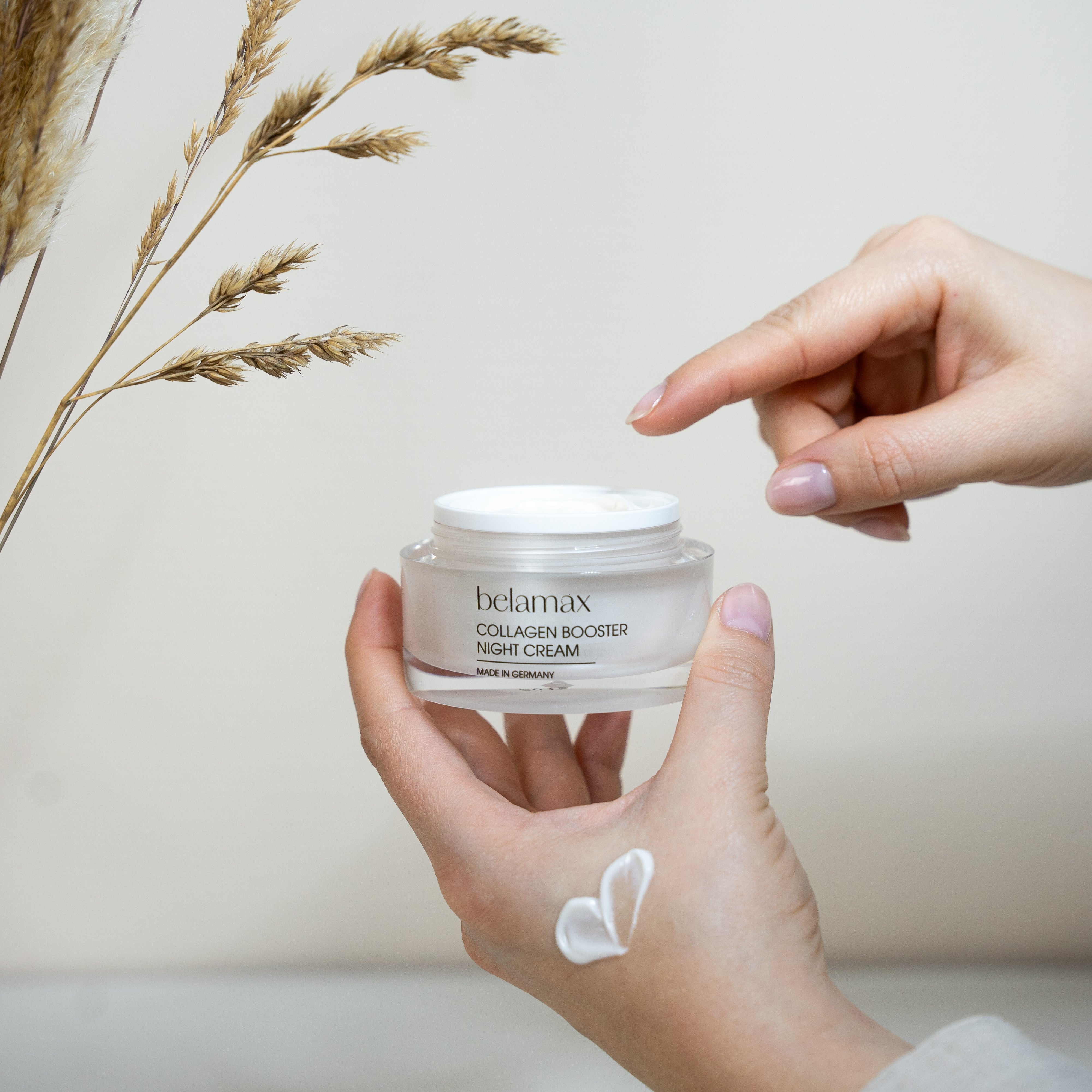 Die Belamax Collagen Booster Night Cream wird auf die Hand aufgetragen, perfekt für eine reichhaltige Anti-Aging Creme täglich.