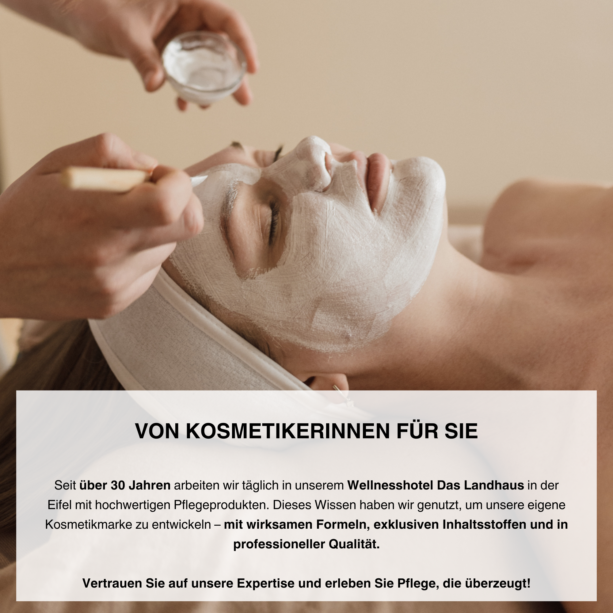 Eine Kosmetikerin bei der Behandlung, die die Qualität der Produkte von Belamax betont, darunter die reichhaltige Anti-Aging Creme.