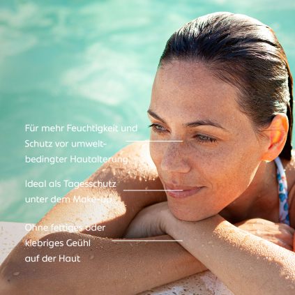Das Gertraud Gruber Sun Gesichtsfluid LSF50, abgebildet neben frischen Pflanzen, symbolisiert die natürlichen Inhaltsstoffe und hautschützenden Eigenschaften.